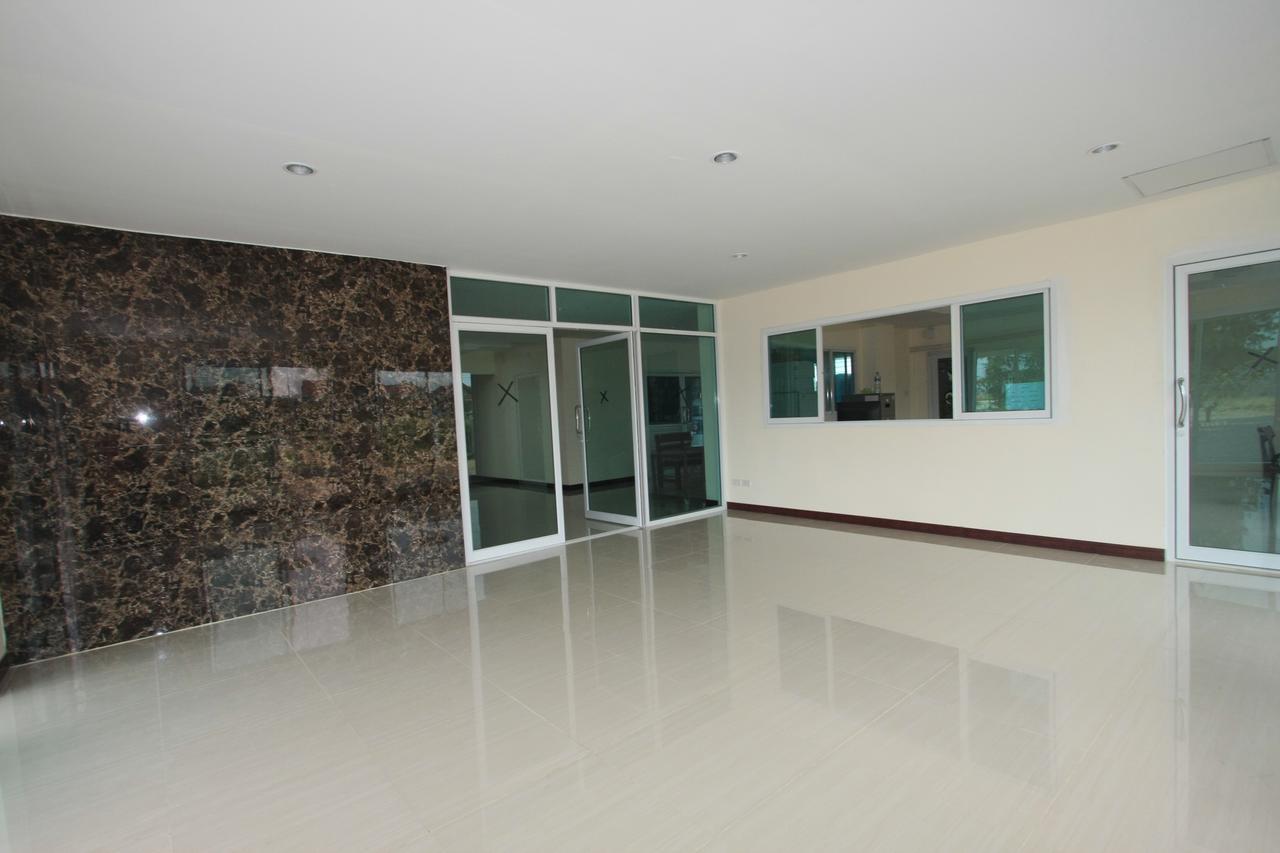 Chantorn Residence Si Racha Exterior photo